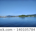湛藍的天空和遠處海中的島嶼構成了一幅美麗的畫卷。 140105784