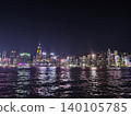 璀璨的香港夜景是背景。 140105785
