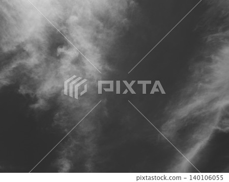 黑白,單色,五月寧靜的天空。 黑白,單色,五月寧靜的天空。 140106055