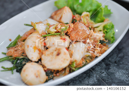 stir fried vegetable with vermicelli and fishballs or sukiyaki without soup 140106152