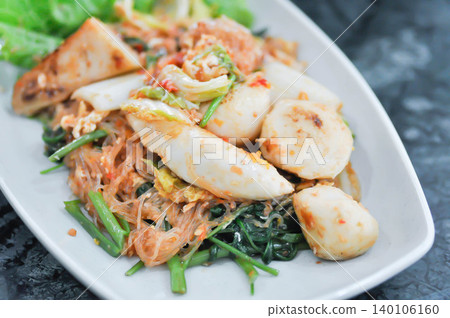stir fried vegetable with vermicelli and fishballs or sukiyaki without soup 140106160