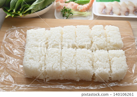 成型的醋飯和預先準備好的配料 成型的醋飯和預先準備好的配料 140106261
