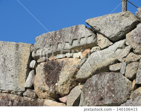 "Wedge marks" (marks left by splitting stones) used in the castle's stone walls: An example remaining on the keep base of Tsuyama Castle. "Wedge marks" (marks left by splitting stones) used in the castle's stone walls: An example remaining on the keep base of Tsuyama Castle. 140106415