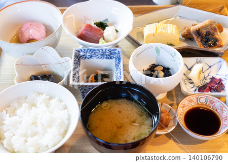 美味的日式早餐，配菜豐富。 140106790