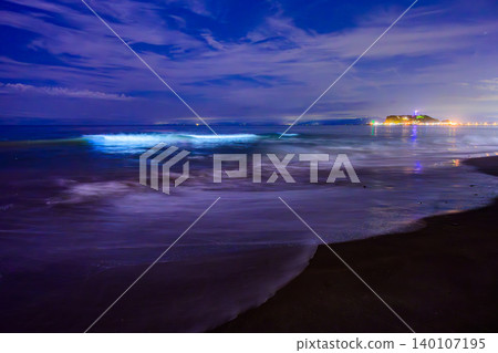 夜晚,七里濱和江之島在月光下呈現出一幅奇幻的景象:海中發光的浮游生物發出藍色的光芒,天空中漂浮著白色的雲朵,這是用慢速快門拍攝的。 夜晚,七里濱和江之島在月光下呈現出一幅奇幻的景象:海中發光的浮游生物發出藍色的光芒,天空中漂浮著白色的雲朵,這是用慢速快門拍攝的。 140107195