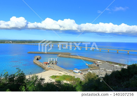 [Okinawa Prefecture] Kurima Bridge as seen from Matsunoki Observatory (Miyako Island) 140107256