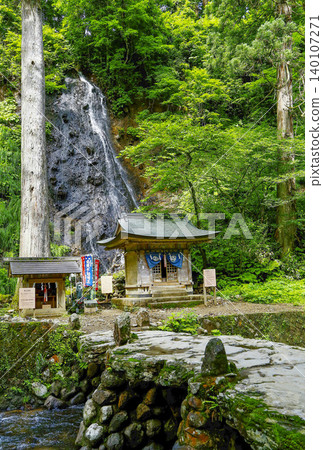 菅瀑布位於羽黑山鬱鬱蔥蔥的山巒之中 140107271