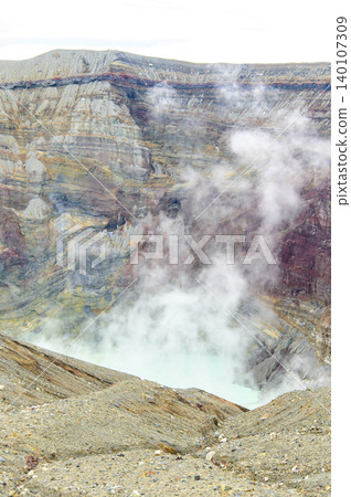 The impressive scenery of the Aso volcano crater 140107309