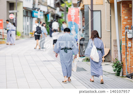 [Shibu Onsen] Tourists enjoying visiting hot springs 140107957