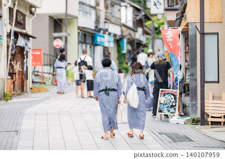 [Shibu Onsen] Tourists enjoying visiting hot springs 140107959