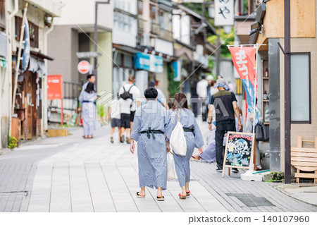 [Shibu Onsen] Tourists enjoying visiting hot springs 140107960