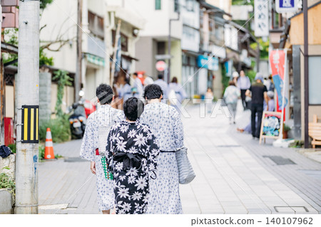 [Shibu Onsen] Tourists enjoying visiting hot springs 140107962