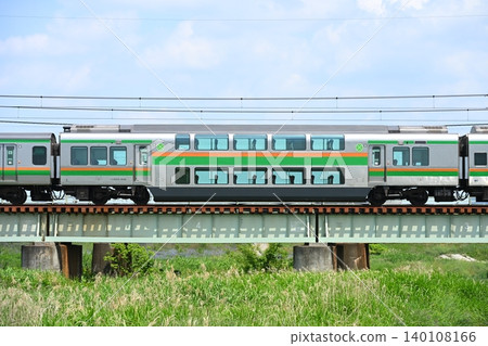 高崎線上的E233系列綠色電車的側視圖。 高崎線上的E233系列綠色電車的側視圖。 140108166