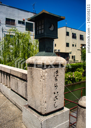 [Kyoto Scenery] Ryoma-dori Shopping Street: The charming and tasteful lanterns are delightful. 140108211