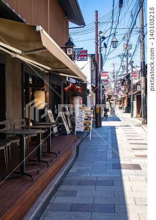[Kyoto Scenery] Ryoma-dori Shopping Street: The charming and tasteful lanterns are delightful. 140108218