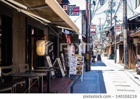【京都風景】龍馬通商店街:迷人而雅緻的燈籠令人賞心悅目。 【京都風景】龍馬通商店街:迷人而雅緻的燈籠令人賞心悅目。 140108219