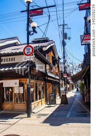 [Kyoto Scenery] Ryoma-dori Shopping Street: The charming and tasteful lanterns are delightful. 140108239