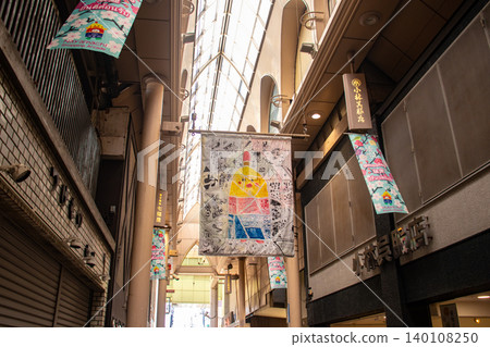 【京都風景】龍馬通商店街:迷人而雅緻的燈籠令人賞心悅目。 【京都風景】龍馬通商店街:迷人而雅緻的燈籠令人賞心悅目。 140108250