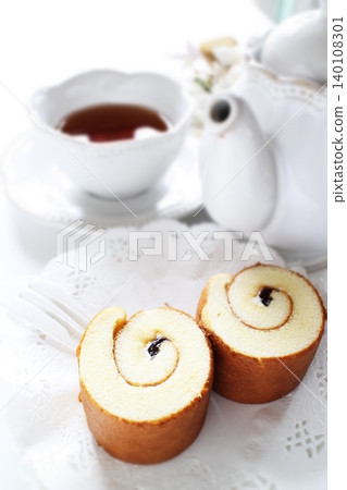 Mini roll cake and tea 140108301