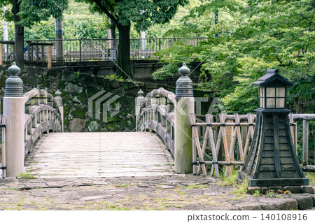 木橋和燈籠,橫幅構圖,綠色背景 木橋和燈籠,橫幅構圖,綠色背景 140108916