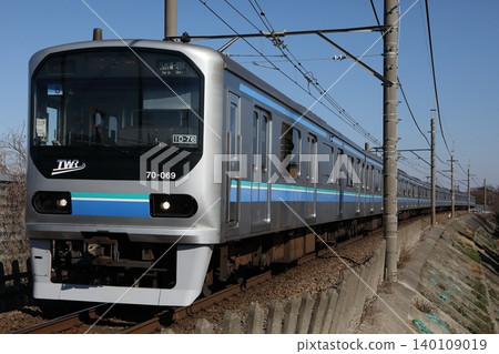 臨海線 70-000 系列 Z6 列車運行於川越線的栃大路站和南古谷站之間。 140109019