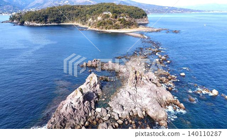 退潮時,真鶴半島上會露出美麗的岩石地形 | 連接海岬和三石的神秘小徑 | 清澈見底的海水和地質公園 退潮時,真鶴半島上會露出美麗的岩石地形 | 連接海岬和三石的神秘小徑 | 清澈見底的海水和地質公園 140110287