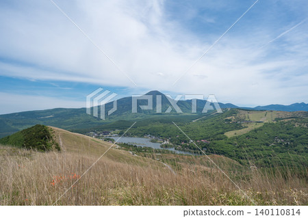 從車山(霧峰)中央分水嶺步道上可以看到立科山和白樺湖。 從車山(霧峰)中央分水嶺步道上可以看到立科山和白樺湖。 140110814