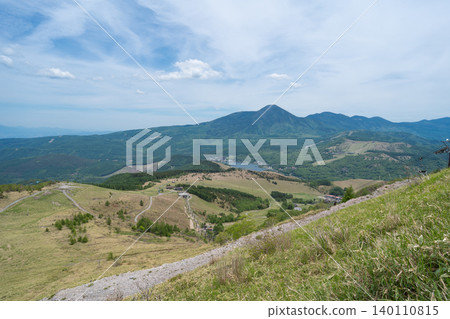 從車山(霧峰)中央分水嶺步道上可以看到立科山和白樺湖。 從車山(霧峰)中央分水嶺步道上可以看到立科山和白樺湖。 140110815