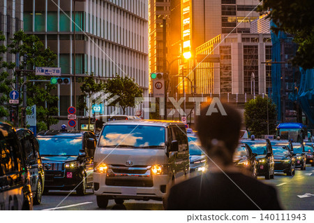 日本東京的城市景觀;日本經濟的繁榮…八重洲和大手町的重建…日落、汽車、國道1號線…年輕女性…交通號誌燈 日本東京的城市景觀;日本經濟的繁榮…八重洲和大手町的重建…日落、汽車、國道1號線…年輕女性…交通號誌燈 140111943