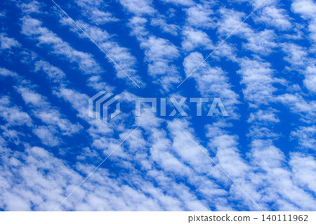 在藍天的白色雲彩 在藍天的白色雲彩 140111962