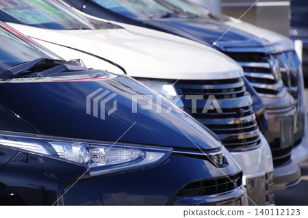 汽車圖:經銷商處排成一列的廂型車。 汽車圖:經銷商處排成一列的廂型車。 140112123