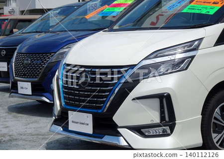Used car image: Minivans lined up at a dealership Used car image: Minivans lined up at a dealership 140112126