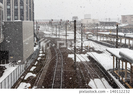 A winter scene of heavy snowfall in the station premises and on the tracks [Ainokaze Toyama Railway, Johana and Himi Lines, Takaoka Station] 140112232