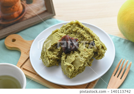 Steamed rice flour buns topped with red bean paste and matcha kinako powder 140113742