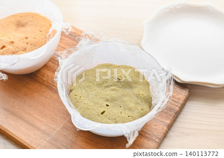 蒸米粉抹茶黃豆粉麵包,微波爐加熱即可食用。 蒸米粉抹茶黃豆粉麵包,微波爐加熱即可食用。 140113772