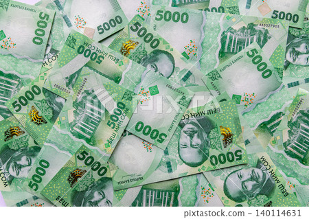 Scattered Green 5000 Kyrgyzstani som Banknotes Scattered Green 5000 Kyrgyzstani som Banknotes 140114631