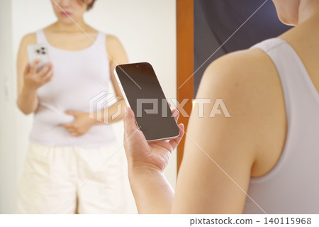 Women who manage their body shape using their smartphones 140115968