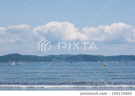 湘南、江之島、片瀨東濱海灘:水邊的波浪景色。 湘南、江之島、片瀨東濱海灘:水邊的波浪景色。 140116860