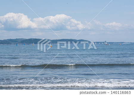 湘南、江之島、片瀨東濱海灘：水邊的波浪景色。 140116863