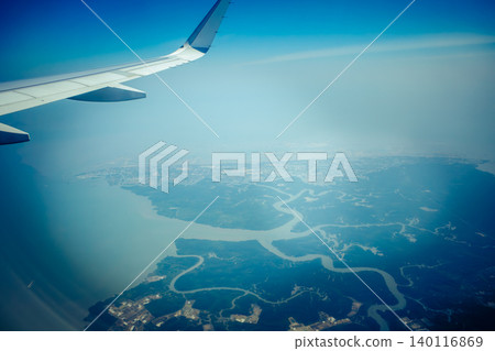 搭乘飛機從空中俯瞰蜿蜒的河流和紅樹林,景色令人嘆為觀止。 搭乘飛機從空中俯瞰蜿蜒的河流和紅樹林,景色令人嘆為觀止。 140116869