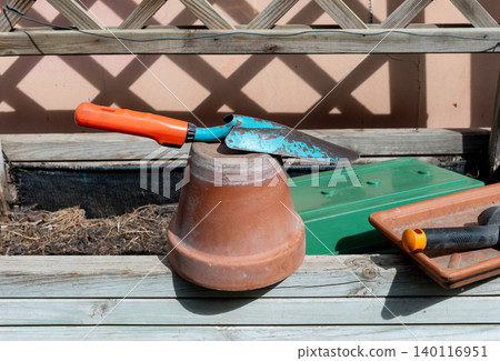 garden hand hoe placed on terracotta flower pot. garden hand hoe placed on terracotta flower pot. 140116951