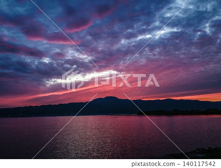 琵琶湖沐浴在夕陽中,煙火綻放前,天空泛起粉紅色。 琵琶湖沐浴在夕陽中,煙火綻放前,天空泛起粉紅色。 140117542