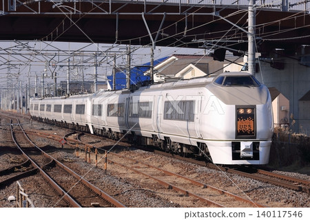 2011年2月4日,651系列「Fresh Hitachi」特快列車疾馳在常磐線上。 2011年2月4日,651系列「Fresh Hitachi」特快列車疾馳在常磐線上。 140117546