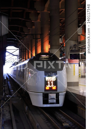 一列日立651系列特快列車正在上野站的傳統地面月台上等待出發(攝於2011年2月4日)。 一列日立651系列特快列車正在上野站的傳統地面月台上等待出發(攝於2011年2月4日)。 140117548