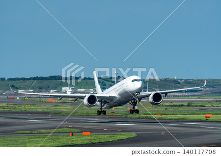 一架空中巴士A350飛機起飛，開闢新航線。 140117708
