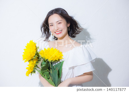 拿著一束向日葵的女人 拿著一束向日葵的女人 140117877