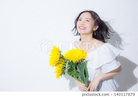 拿著一束向日葵的女人 140117879