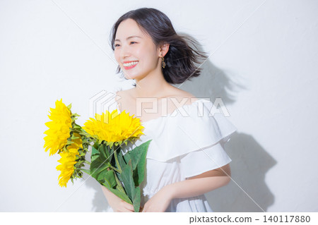 拿著一束向日葵的女人 拿著一束向日葵的女人 140117880