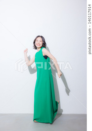 拿著一束向日葵的女人 拿著一束向日葵的女人 140117914