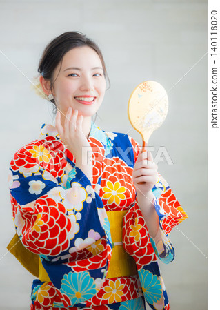 一個女人穿著浴衣 140118020